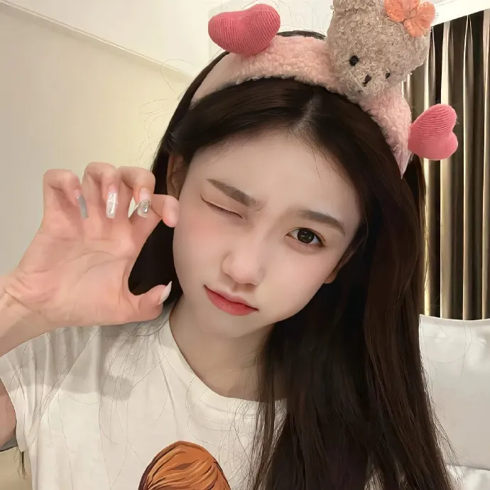 一线女星深夜密会神秘女子，公司火速否认，短时间内持续发酵